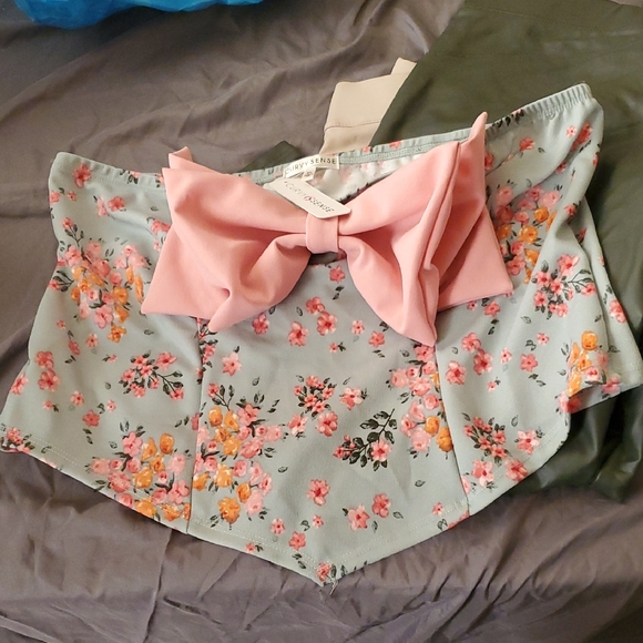 CurvySense Tops - CurvySense Floral Tube Top With Bow Size 3x NWT